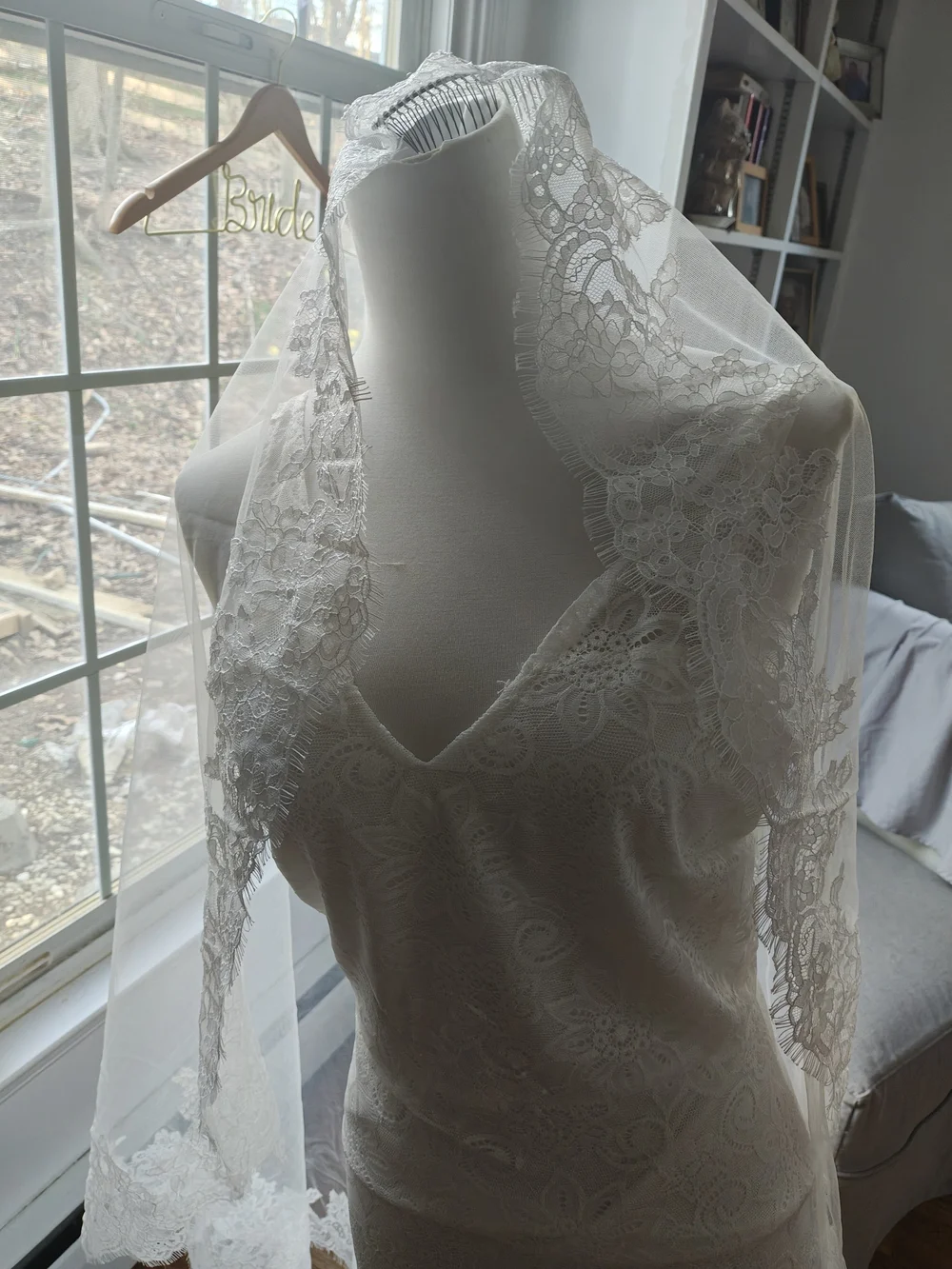 Elegant Mantilla Lace Edge Bridal Veil -  Creamy White - Picture 11 of 11